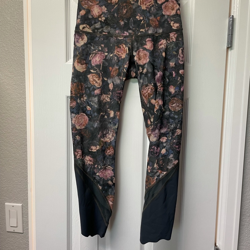 Lululemon Wunder Under flowered crop